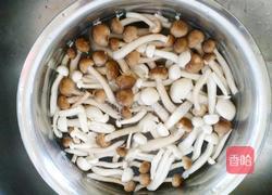 玉米面鱼丸菌汤的做法图解1