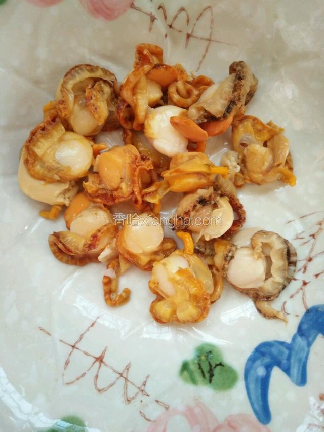 用开水焯开扇贝，把肉拿出来 切掉沙囊和鳃
