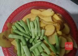 干锅土豆片煸豆角的做法图解1