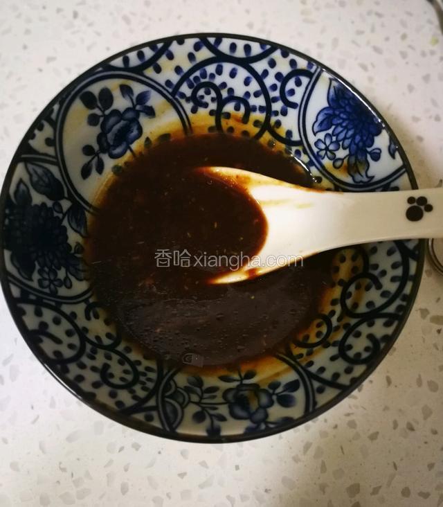 兑好腌料汁:放入蚝油、蒜蓉辣酱、味极鲜酱油各2勺，白糖、香油、香醋各半勺，约3克盐、20克料酒搅拌均匀。