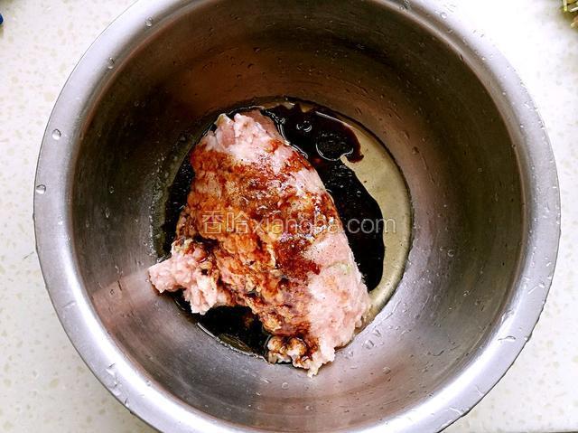 肉糜放入盆中，加花生油，花椒粉，酱油，老抽