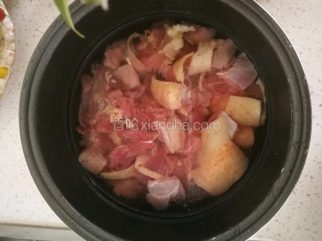 用清水洗几次去血水。