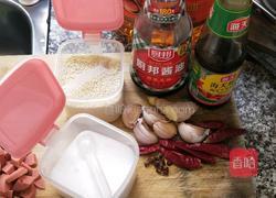 清炒莴笋火腿肠丁的做法图解1