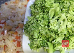 菠萝新吃法~菠萝虾仁五彩饭的做法图解12