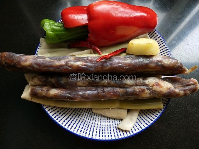 准备食材，洗净备用（春笋我买的处理好的已经焯水了的）。