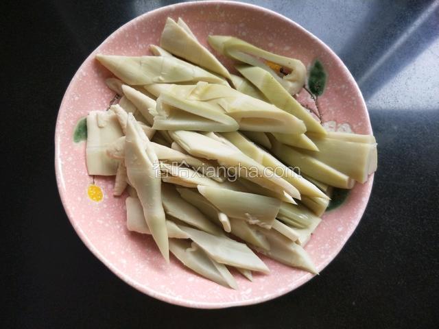 春笋改刀切小块。