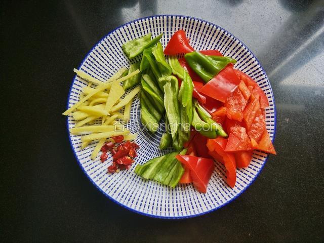 红椒，青椒切块，干辣椒切碎，生姜切块。