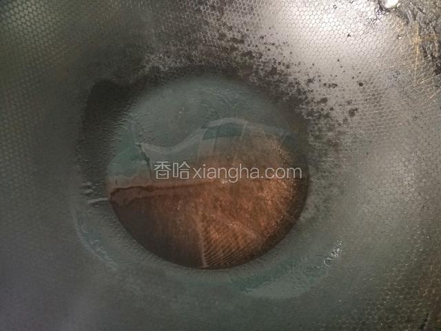 冷锅冷油小火。