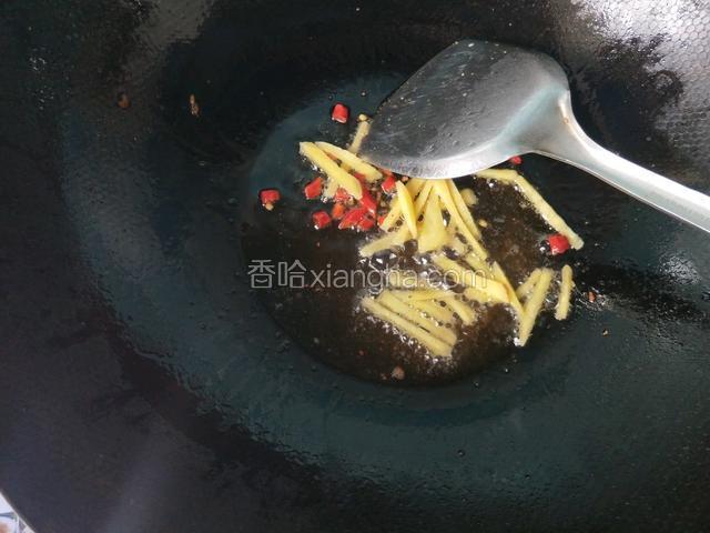 用锅内留的底油将生姜，干辣椒爆香。