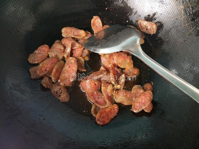 腊肠煸炒出油，已经熟了，盛出备用。