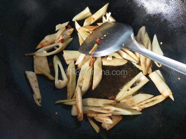 放入酱油翻炒（酱油不要放多，几滴就可以）