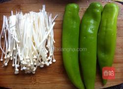 青椒酿金针菇的做法图解1