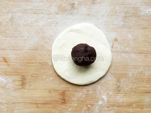 取一个面皮中间放一个豆沙球
