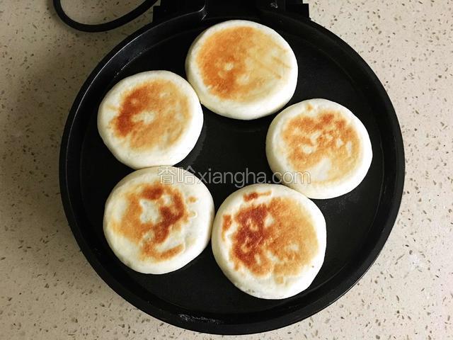电饼铛预热，刷少许食用油，放入饼坯开始烙，一面烙成金黄色翻过来再烙另一面，两面都烙成金黄色就可以出锅了。