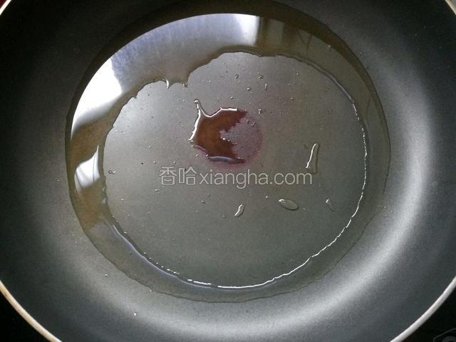 锅烧热，下入20克花生油。