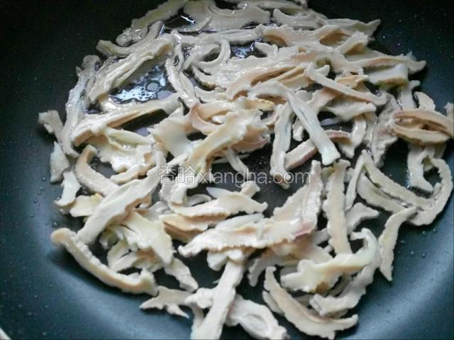 将煮过的笋拧干水分，下锅煸炒。