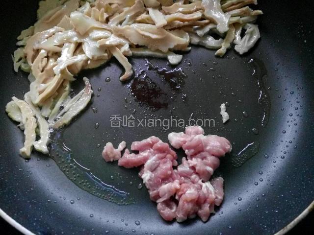 笋推至一边，下入瘦肉煸炒。