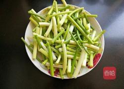 蒜薹炒腊肠的做法图解2