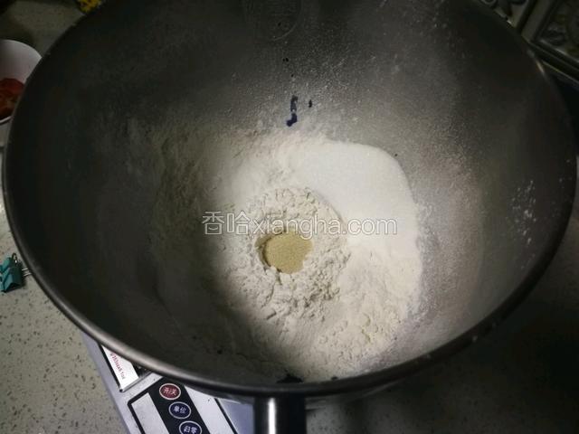 厨师机盆里先放180克蝶豆花汁，放入高粉，盐和糖对角放，中间放酵母粉。