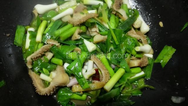 之后放入蒜苗和青椒进行煸炒，再放入适量的盐和白糖，最后放入鸡精就可以出锅了。