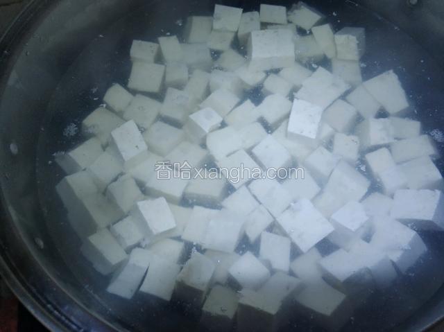豆腐切小块，水里加盐煮两分钟，去豆惺味。