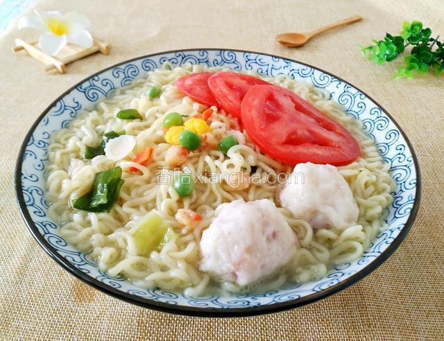 鱼丸裙带菜西红柿方便面