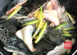 焖三文鱼头的做法图解5