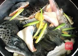 焖三文鱼头的做法图解10