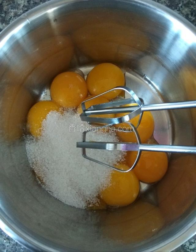 蛋黄里加入45克细砂糖