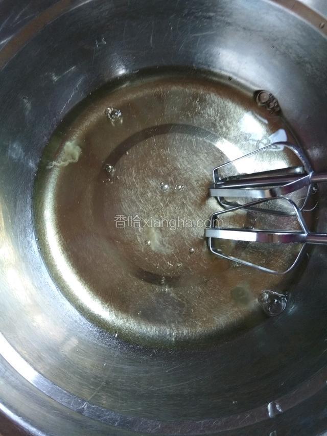 先打发蛋清，蛋清中加几滴白醋