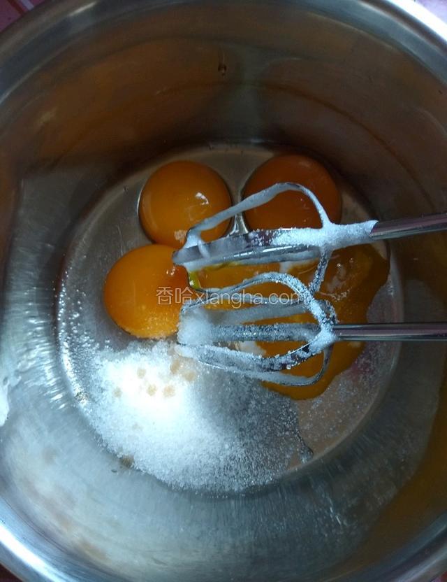 接着打蛋黄，打蛋器不用洗！蛋黄中加入20克细砂糖