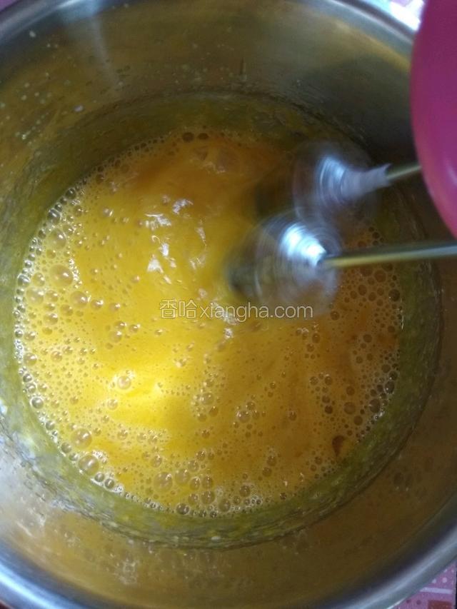 加入纯净水，玉米油，分别打发十秒