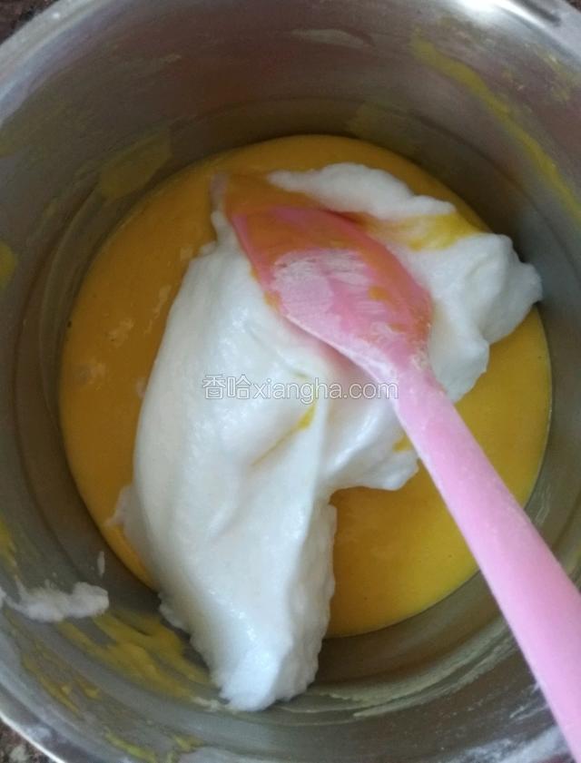 从冰箱取出蛋白霜，分三次加入蛋黄里，上下翻拌均匀，不要划圈搅拌，防止消泡！