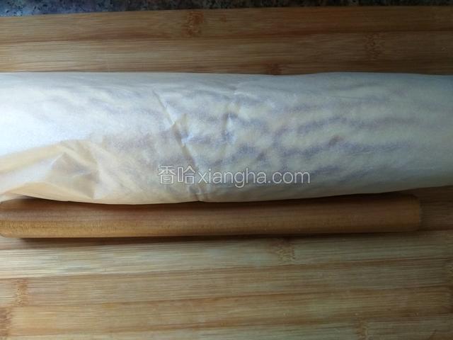 借助擀面杖，把蛋糕卷起来，放冰箱冷藏半小时定型即可！