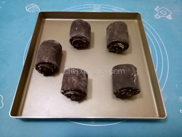 卷好了5个 在25度以下醒发成1.5倍大小
提示:可以烤箱发酵键设置，也可以常温25度以下  温度过高黄油容易渗出