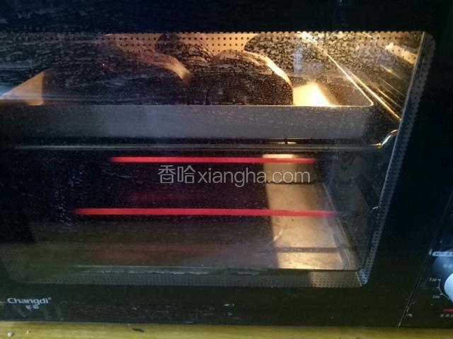 烘烤中，烤好后取出，冷却一点进行挤巧克力酱