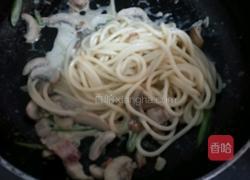 奶油蘑菇培根意面的做法图解10