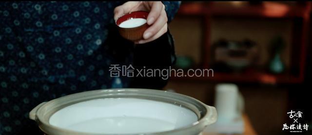 新鲜的艾草清水洗净，挑去杂质，开水锅中加入少量小苏打；