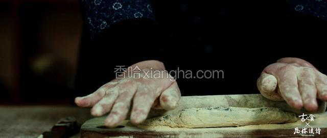 慢慢擀平至一厘米左右的厚度;