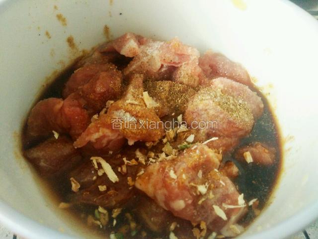 然后再放入腌肉的所有调料进行腌制