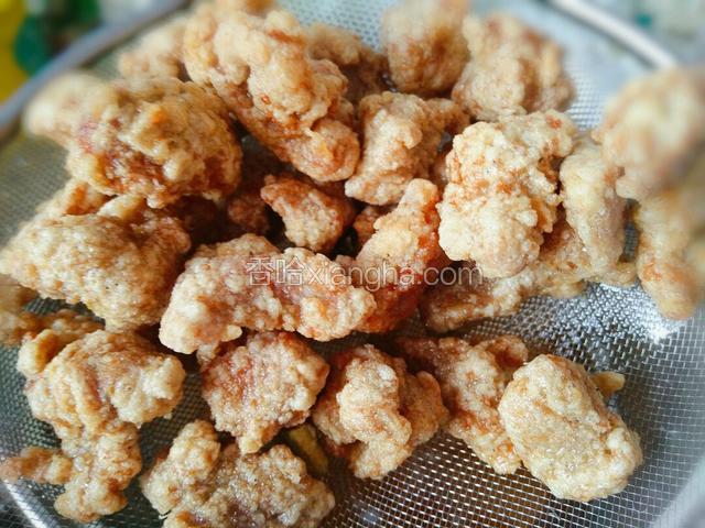 最后炸到金黄酥脆就可以捞出控油备用