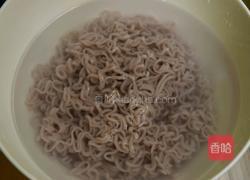 虾酱炒面的做法图解2