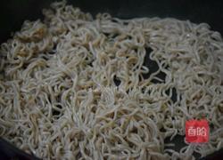 虾酱炒面的做法图解4