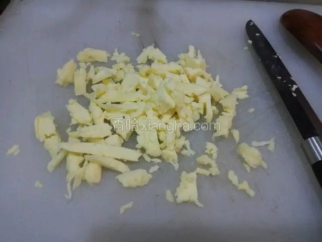 芝士切碎(底下一层芝士，一层紫薯，以此类推，最上面的一层必须是芝士。)