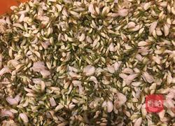 槐花麦饭的做法图解1