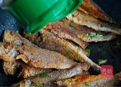 椒盐香葱黄花鱼的做法图解6