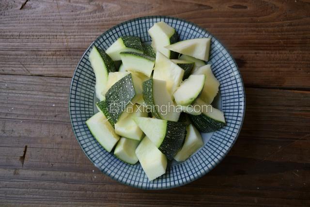 南瓜洗净去籽去瓤切块