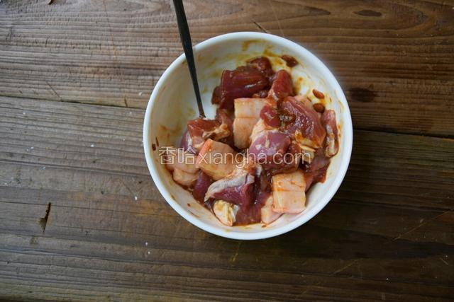 猪肉切块，加入生抽和黄豆酱腌十分钟
