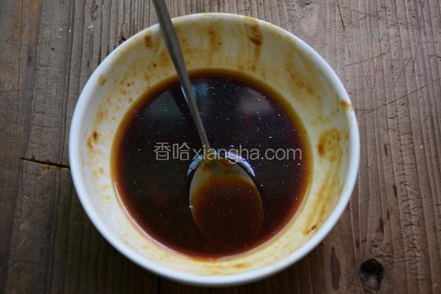 将黄豆酱、生抽、老抽、蚝油和水调成汁备用