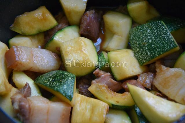 将南瓜倒入锅中，加入调味汁拌匀，盖盖中小火焖十五分钟